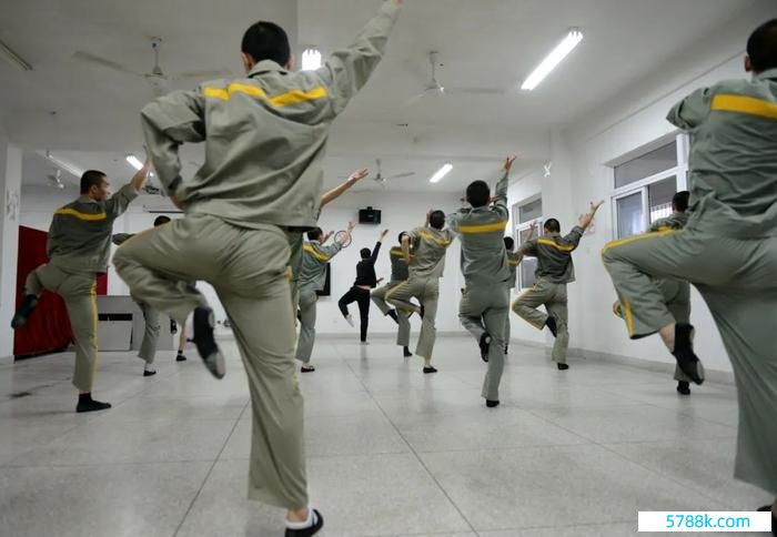 福建省一所未成年犯管教所内，服刑的孩子们在进行跳舞覆按。图/中新